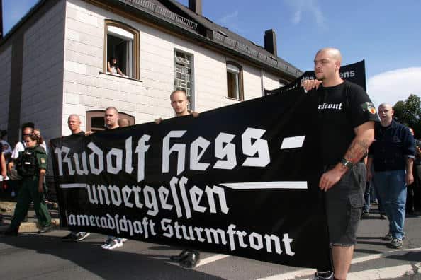 Neo-Nazis bei einem Aufmarsch in Wunsiedel 2003 