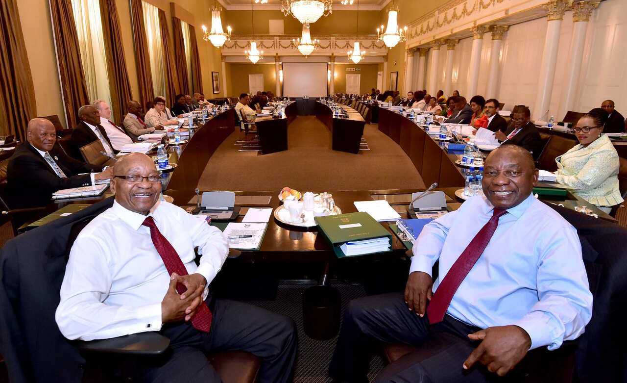 Rais Jacob Zuma (kushoto) na Naibu Rais Cyril Ramaphosa katika mkutano wa serikali mjini in Cape Town.