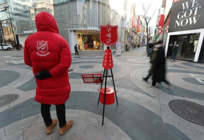 Pandemic empties streets, yet Red Kettle standing still