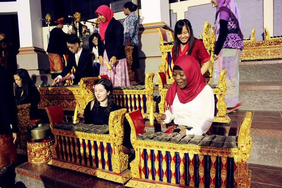 Emilia Sterjova learning to play gamelan in Jakarta, 17 Aug 2016.