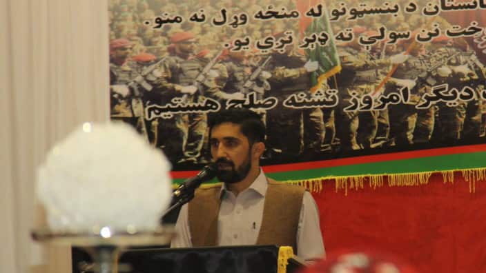 Ezatullah Alam giving speech at the Afghans gathering