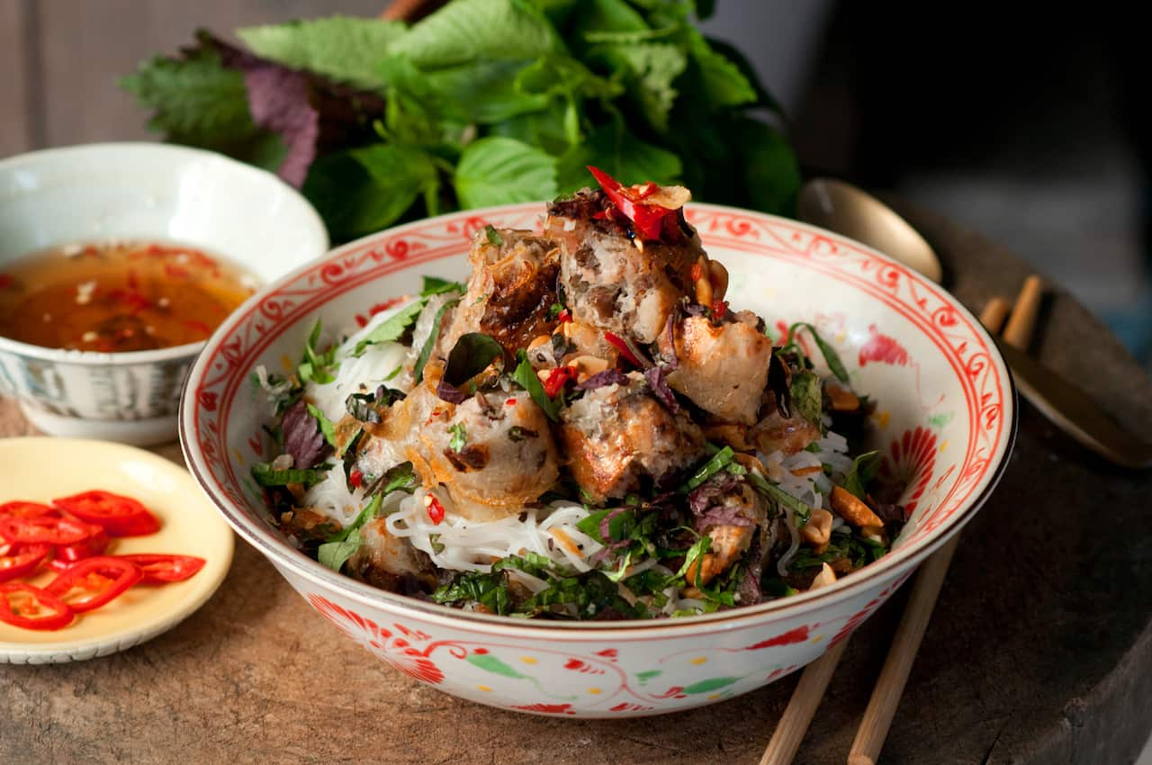 Hanoi crisp parcels with vermicelli salad (bun nem ran)