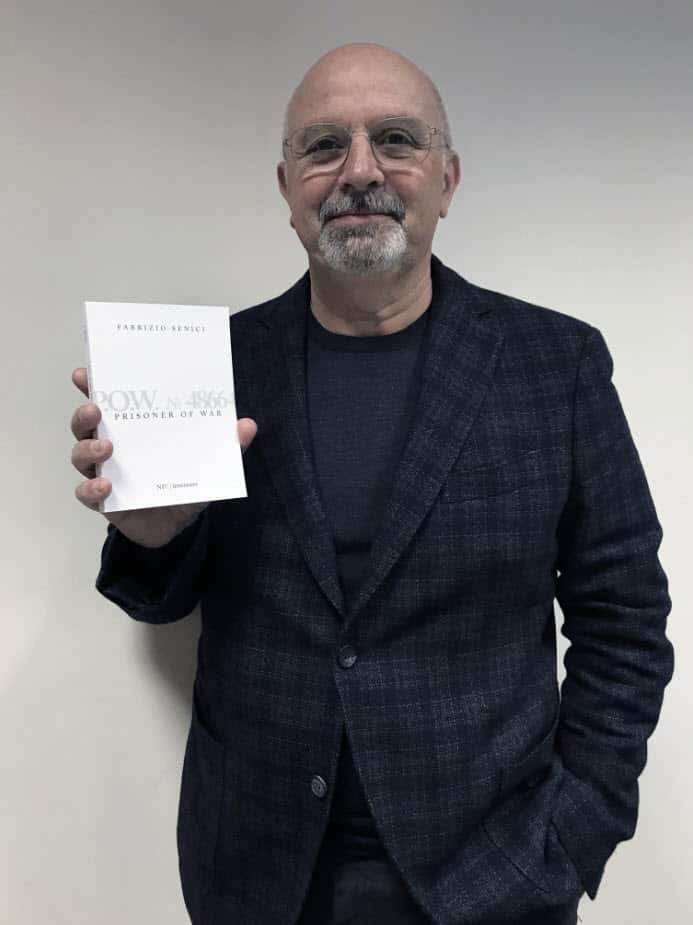 Fabrizio Sanici con una copia del suo libro "P.O.W. n. 48664. Prisonner of war".