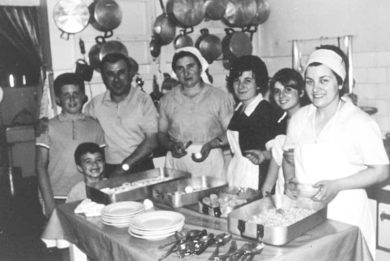 Luciano e Marisa Cevoli, assieme a Paolo, suo fratello e alcune dipendenti della Pensione Cinzia.