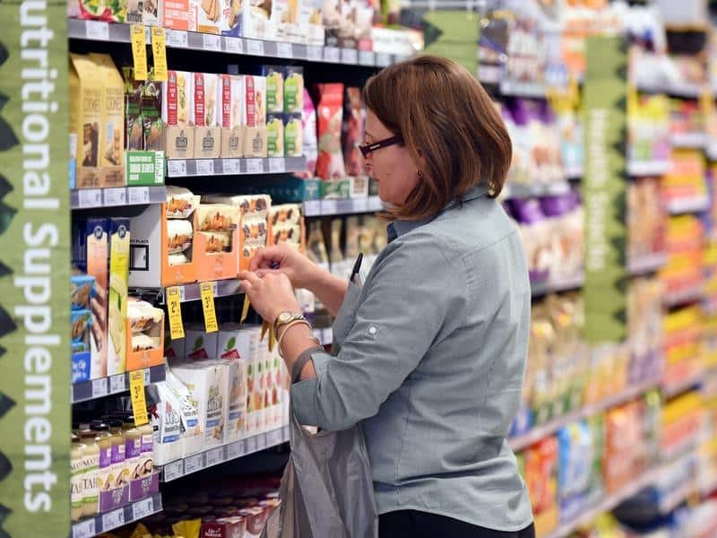 Eine Mitarbeiterin des Supermarkt-Riesen Woolworths