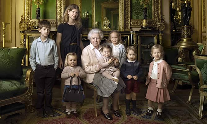 Portrait Of Queen Elizabeth With All Her Great-Grandchildren Shows Something Surprising.(2018)