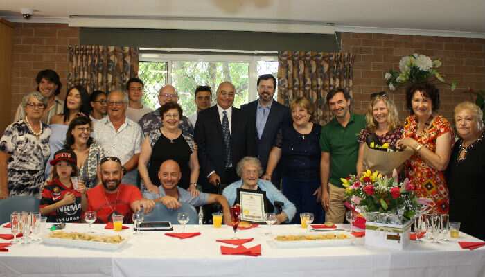 Familiares, amigos e invitados celebran los 100 años de Angelita.