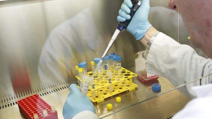 A scientist works in a medical lab at St Vincent's Institute in Melbourne, Tuesday, May 14, 2013. (AAP Image/David Crosling) NO ARCHIVING