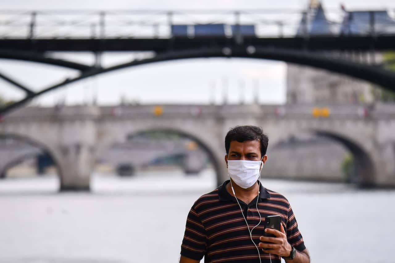 Homem usa máscara em Paris: capital francesa tem bairros em confinamento para combater a nova vaga de COVID-19. 