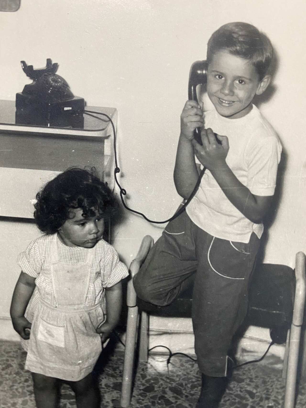 Francesco Pascalis at home in Rome with her sister Luisa in 1957,
