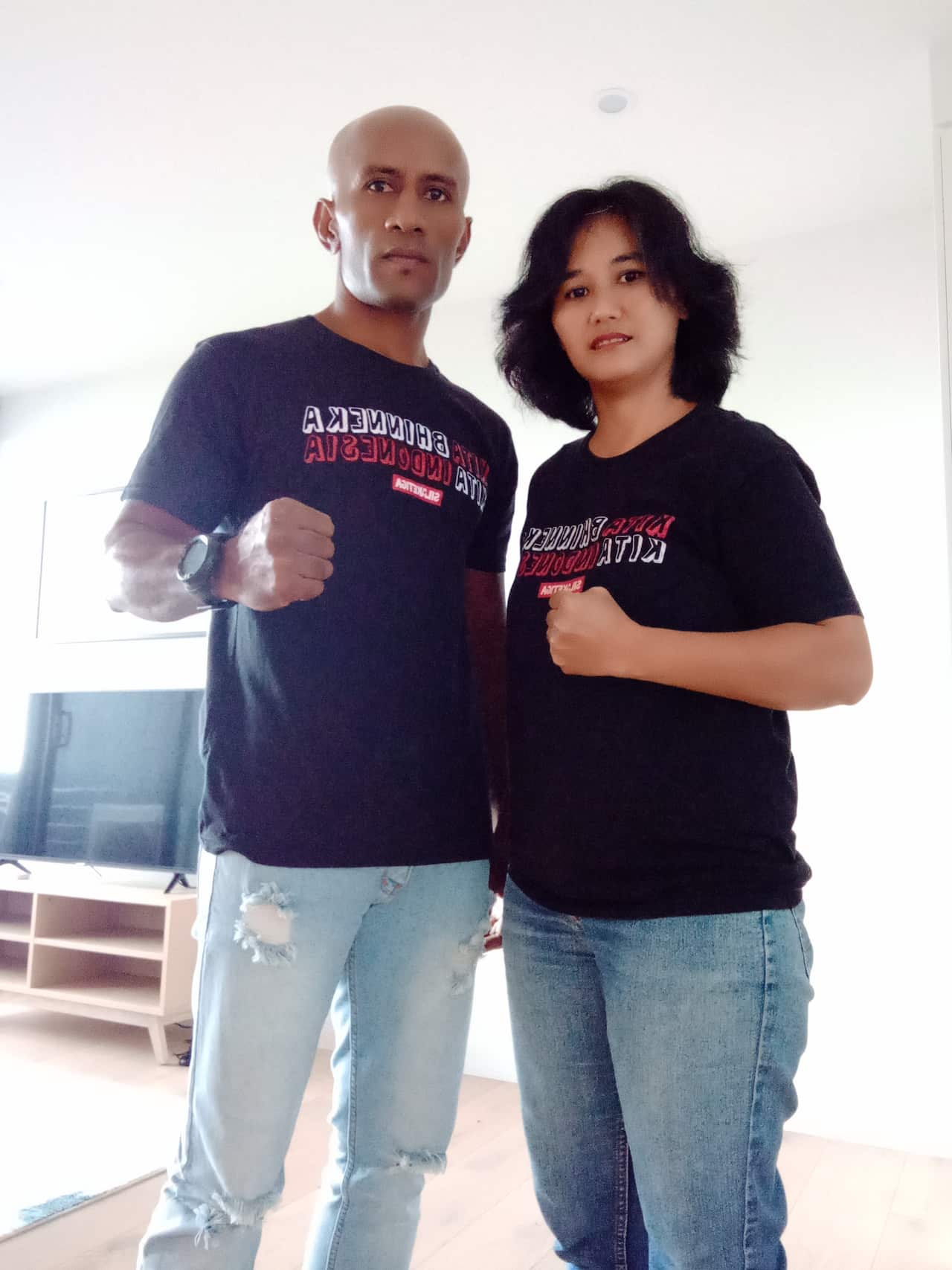 A day before the fight Geisler AP and Rosa Kusuma Pelitasari relax at the hotel in Melbourne.