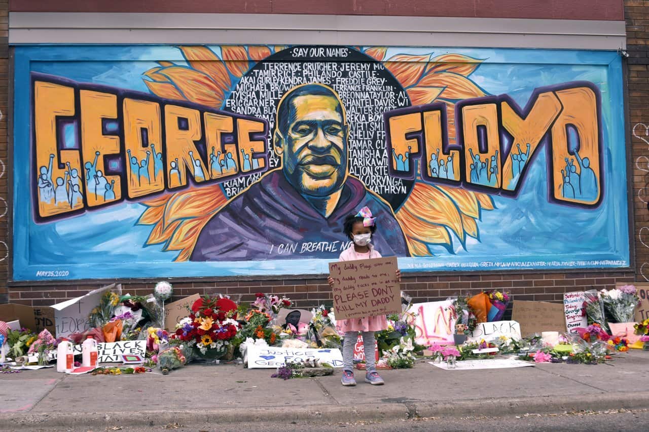 L'ex Presidente statunitense Barack Obama ha condiviso sul suo profilo la foto di questo murale realizzato a Minneapolis in memoria di George Floyd