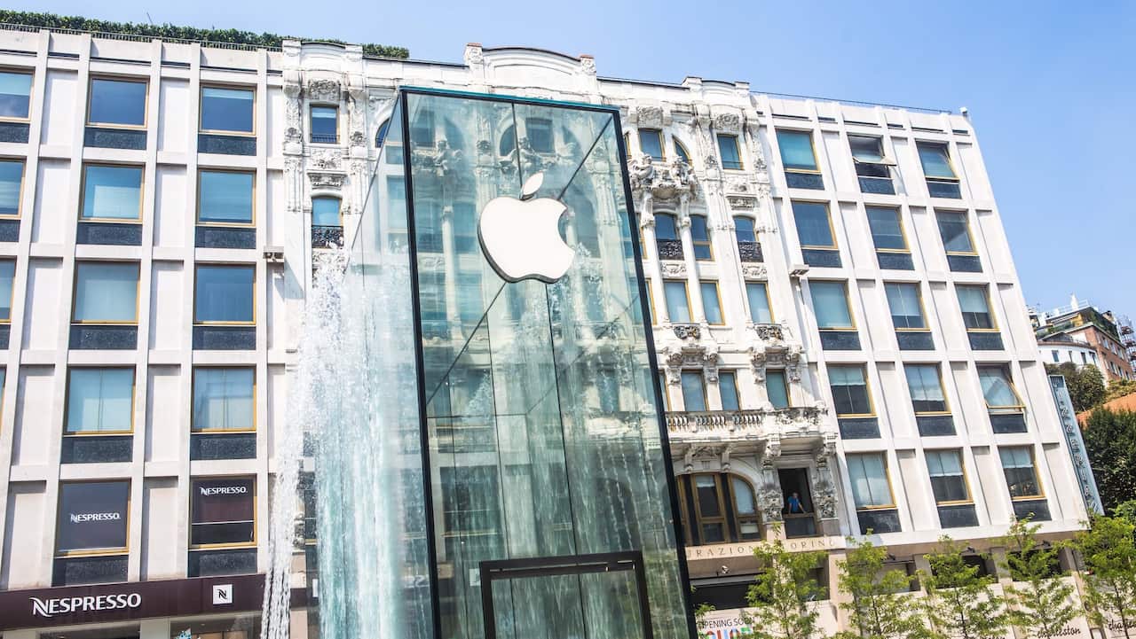 Apple Is Forced To Cut Revenue Estimates