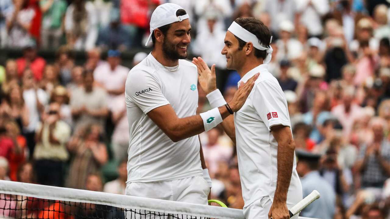 La stretta di mano con Roger Federer dopo l'ottavo di finale di Wimbledon 2019