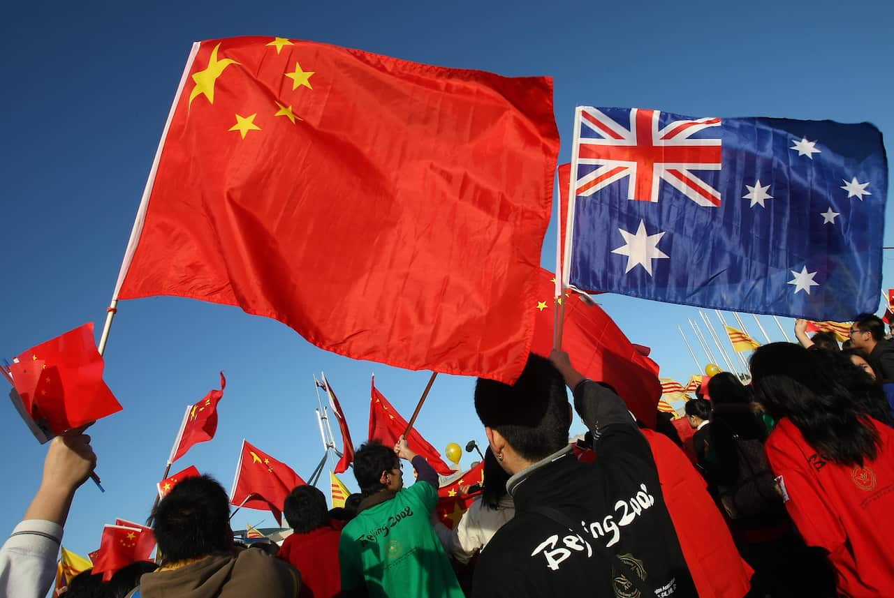 Thousands of Chinese supporters rally ou