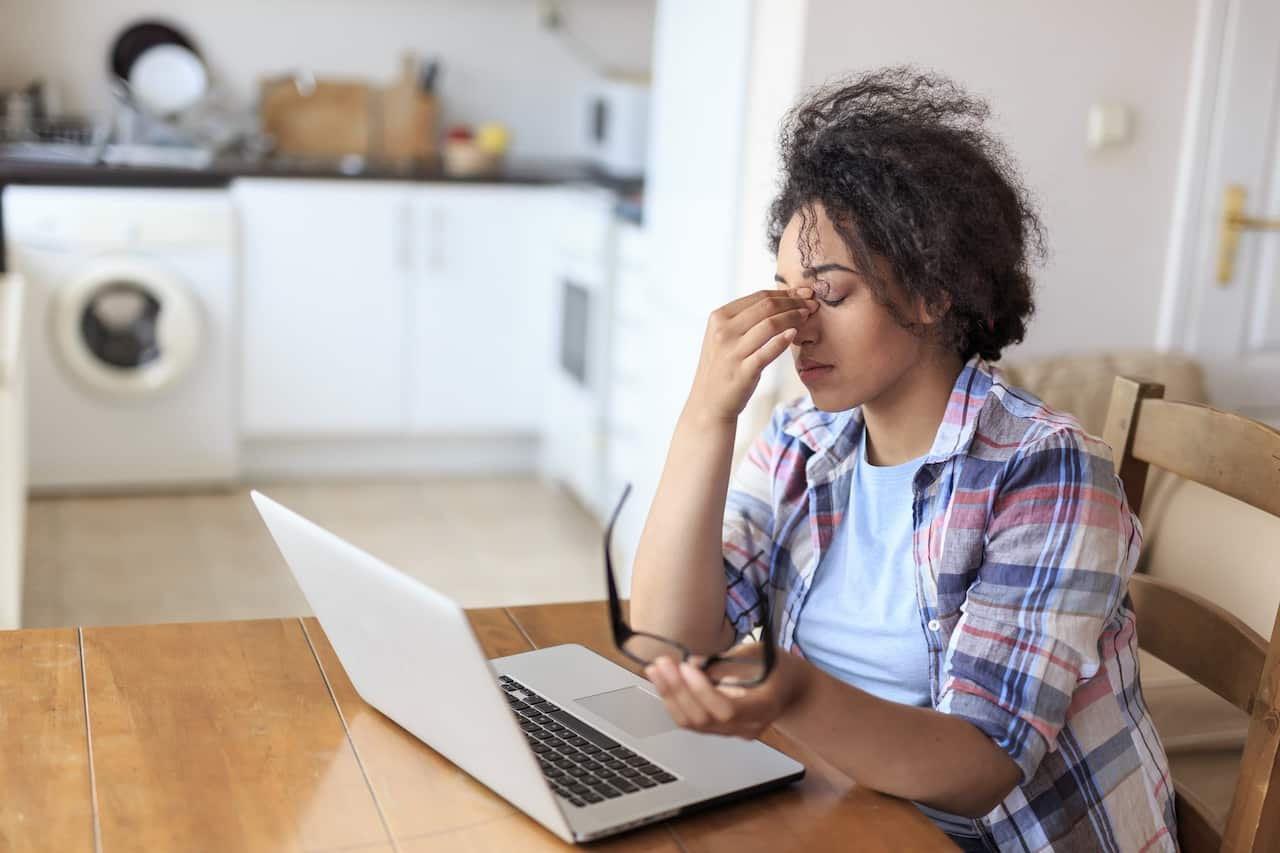 Woman with laptop having problems