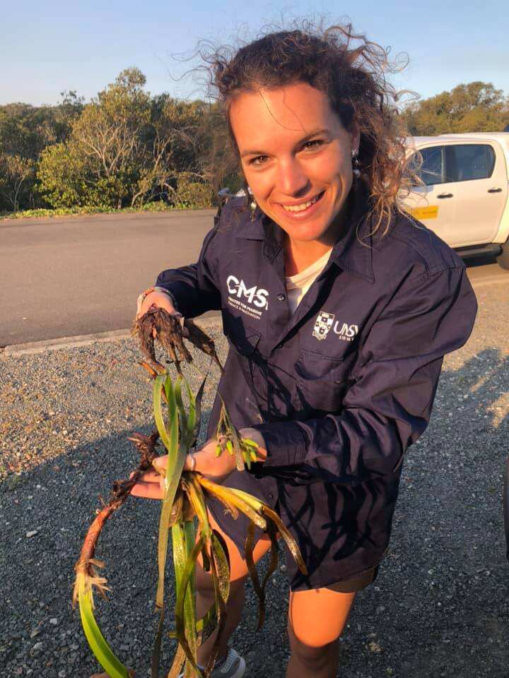 Giulia Ferretto showing a Posidonia fragment.