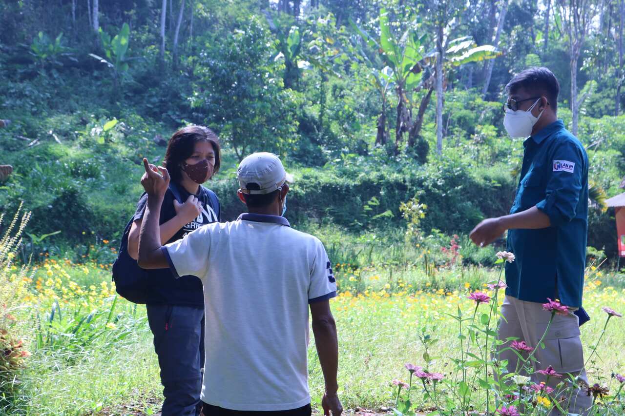 Dr Grace Chandra  Leksana conducting a visit to the filed in Tirtomarto.