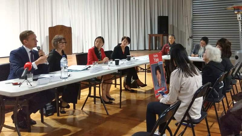 Federal election candidates answering to questions from the audience
