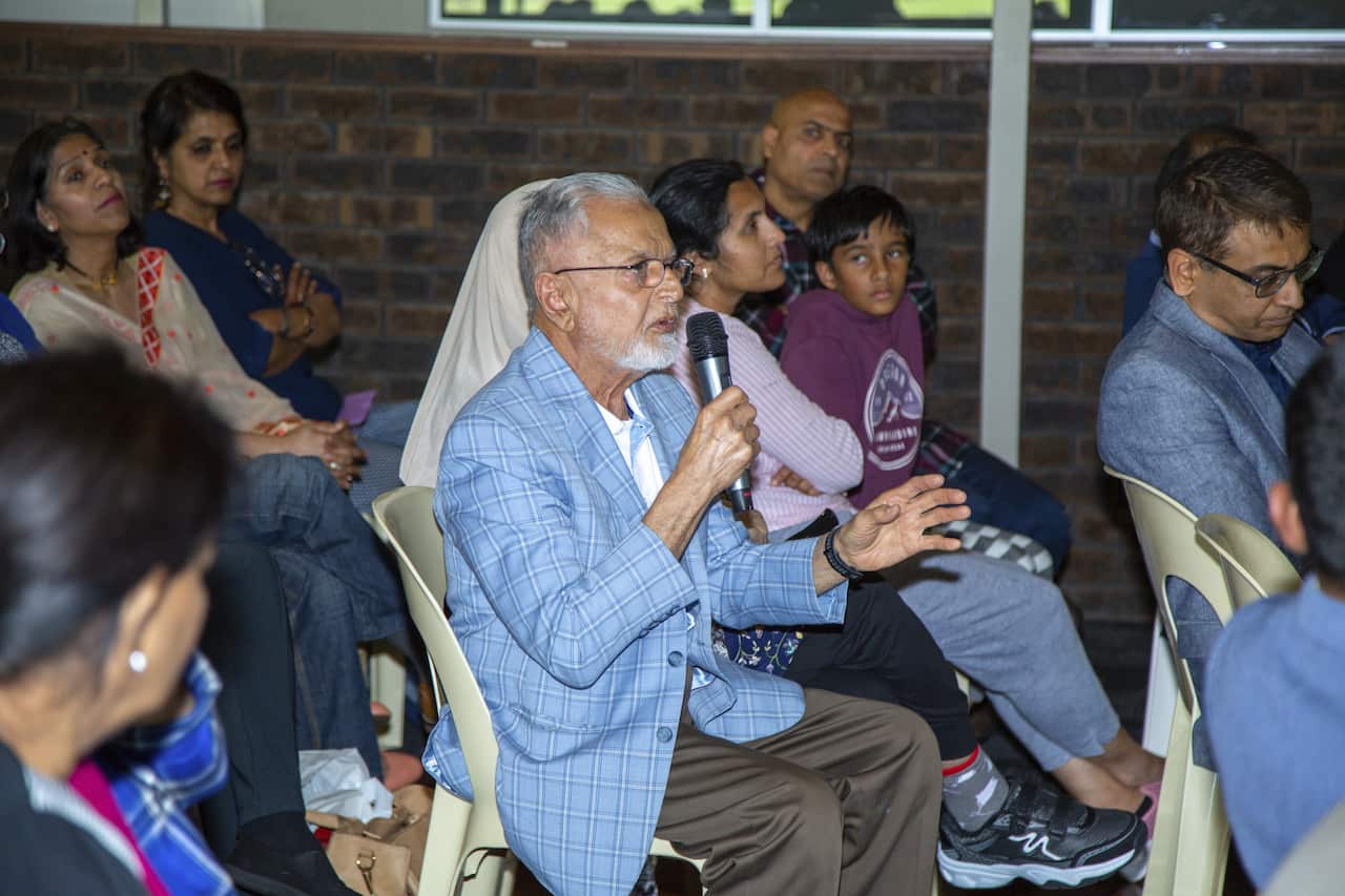 An attendee in the seminar asked a question to the doctors. 