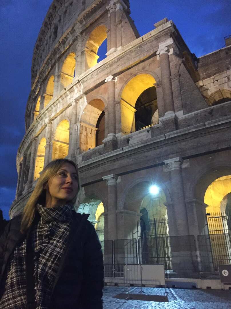 Heidi di fronte al Colosseo a Roma