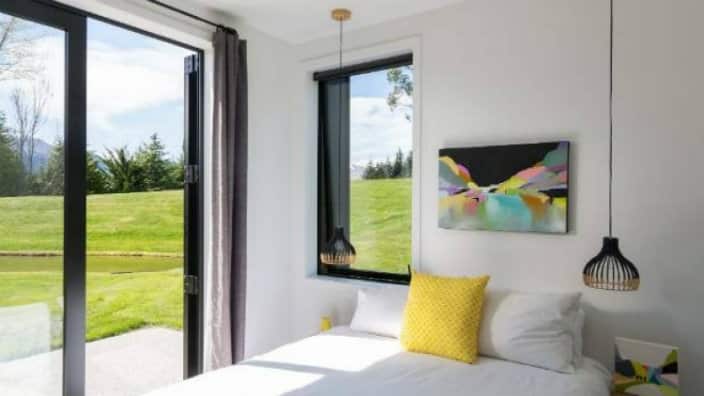 Ánh sáng tự nhiên kết hợp với đèm chùm trong phòng ngủ