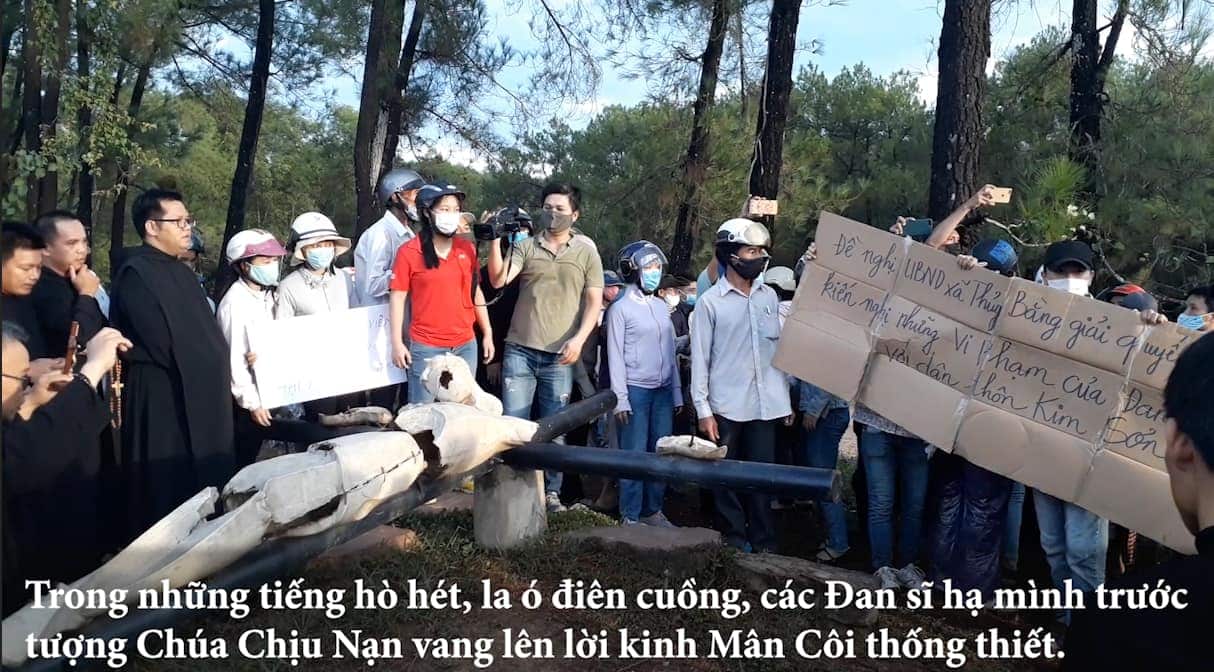 Hình Thánh Giá Chúa của Đan Viện Thiên An bị đập phá hư hại hoàn toàn