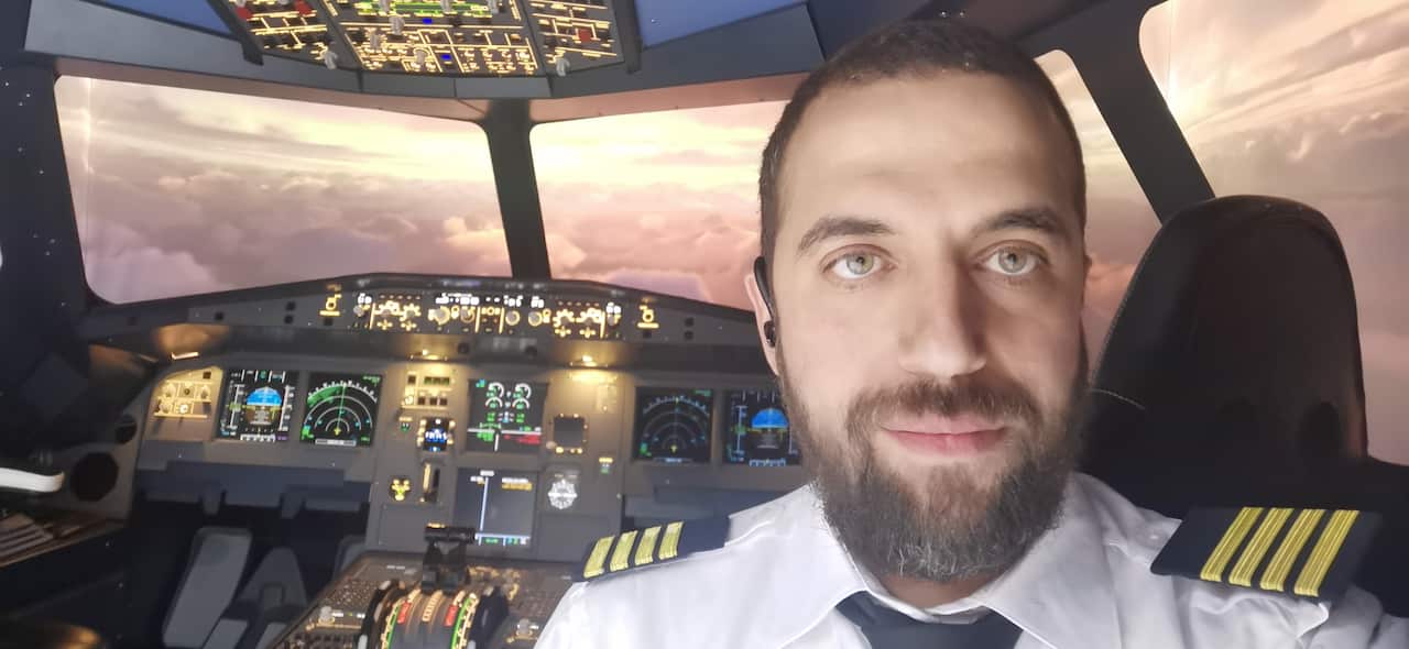 احمد نصر الدين في قمرة الطائرة التشبيهية