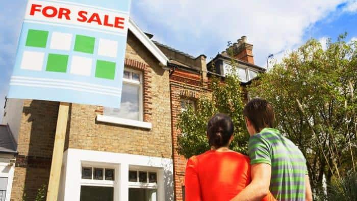 House buying couple