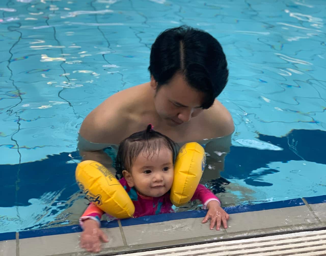 tham gia một lớp bơi cho bé sơ sinh. Giáo viên sẽ hướng dẫn để cha mẹ cảm thấy tự tin và an toàn khi ở dưới nước