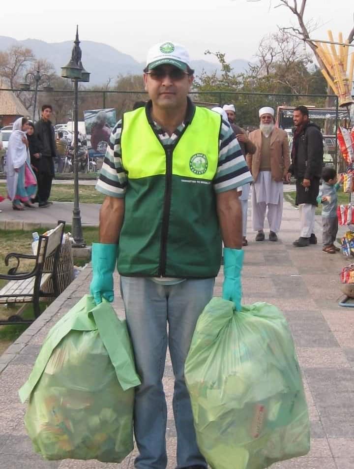 Tariq Khan during his Clean and Green Pakistan campaign. 