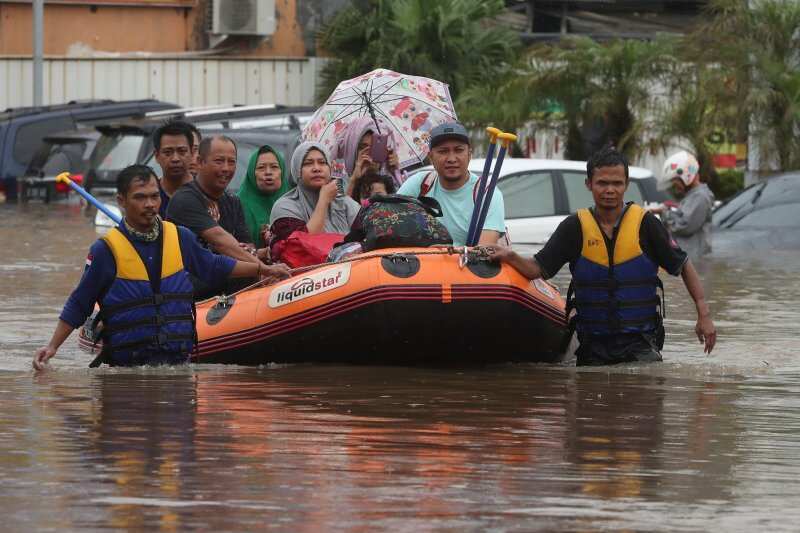 A rescue team evacuates residents from their flooded house at Jatibening on the outskirts of Jakarta, Indonesia, 01Jan 2020.