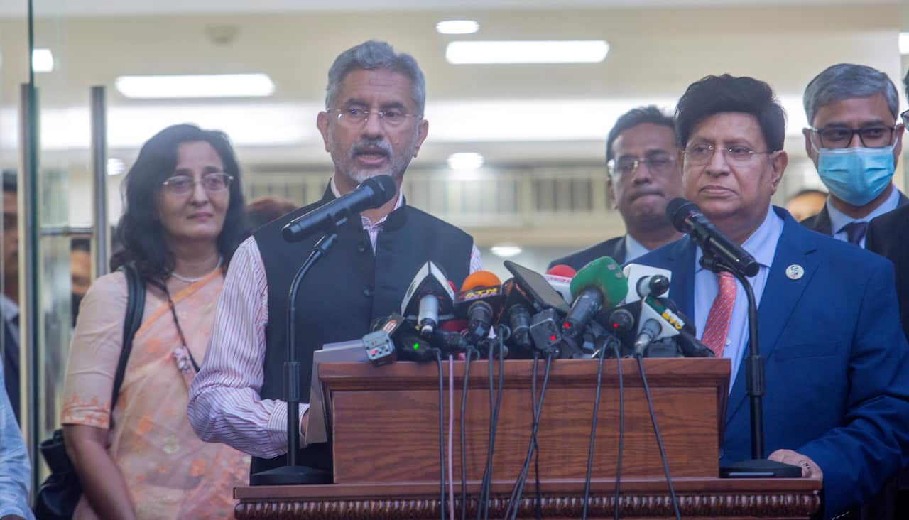 Indian Foreign Minister Subrahmanyam Jaishankar (2-L), and Bangladesh Foreign Minister A.K. Abdul Momen (2-R) address a joint press conference, 28 April 2022.