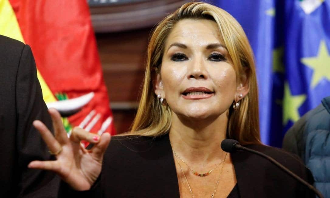 Jeanine Añez cuando se proclamó presidenta interina de Bolivia en sesión legislativa sin quórum.