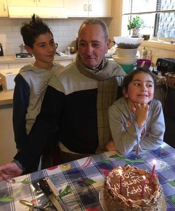Joe Mancini festeggia il compleanno con due dei suoi nipoti
