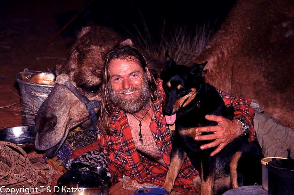 In der Great Sandy Desert: Denis Katzer am Campfeuer mit Hund Rufus und Kamel Hardie.
