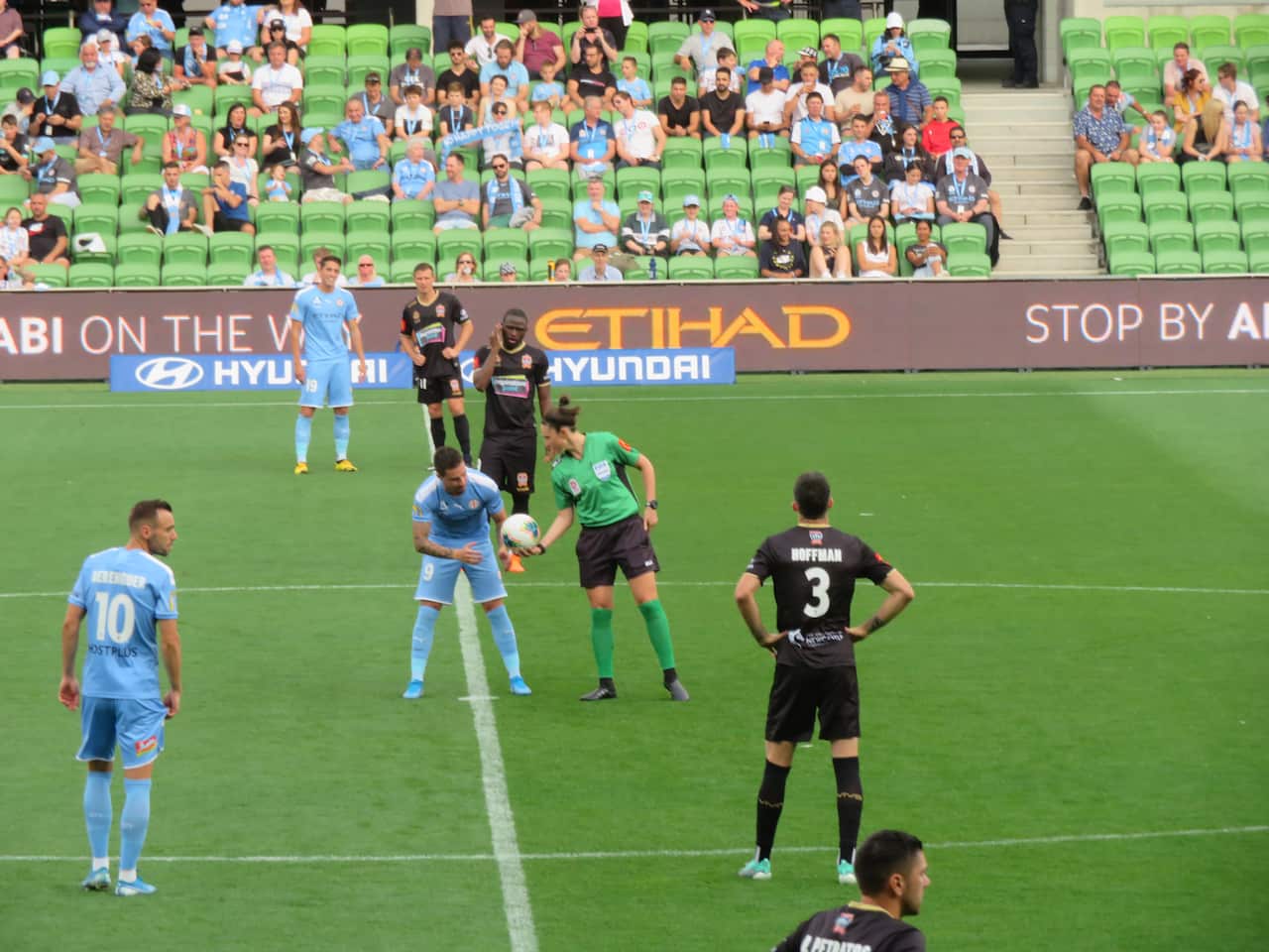 La referee Kate Jacewicz al momento de iniciar el partido entre el Melbourne City y el Newcastle Jets