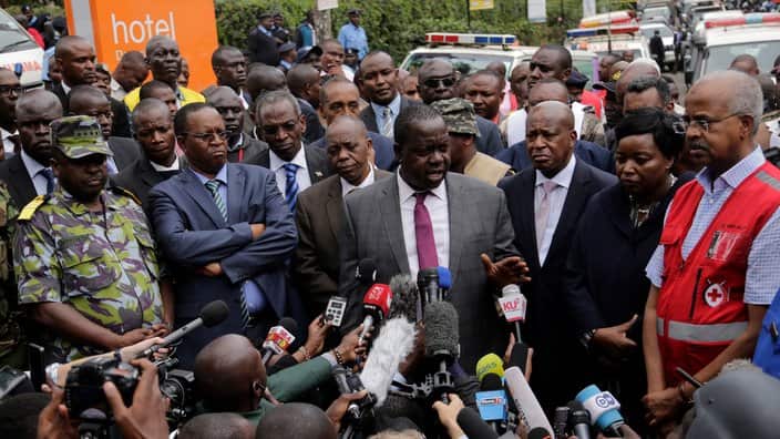 Waziri wa mambo ya ndani wa Kenya Fred Matiang'i atoa taarifa kwa vyombo vya habari nje ya hoteli ya DusitD2