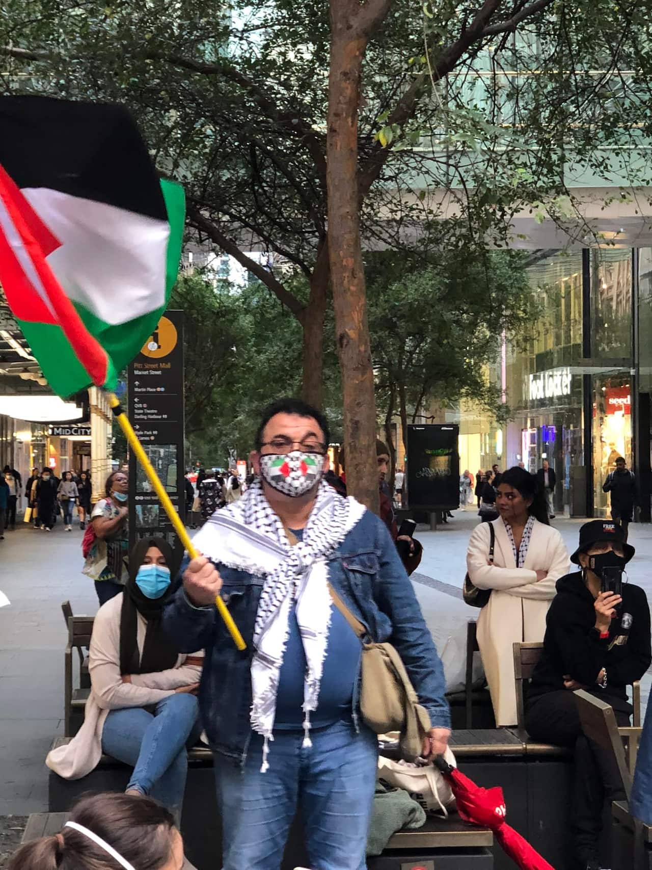 خالد غنام مشاركاً في إحدى المظاهرات الداعمة لفلسطين