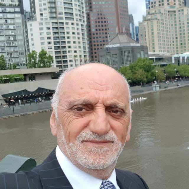 الأستاذ كريم نورا
