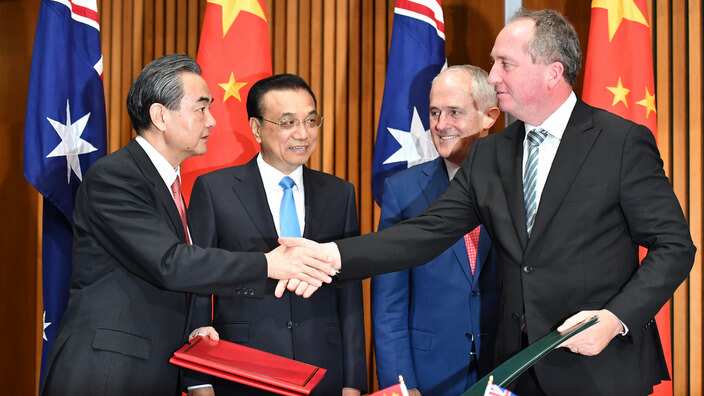 (L-R) China's Foreign Minister Wang Yi and Premier Li Keqiang at a signing ceremony with Malcolm Turnbull and Barnaby Joyce (AAP)