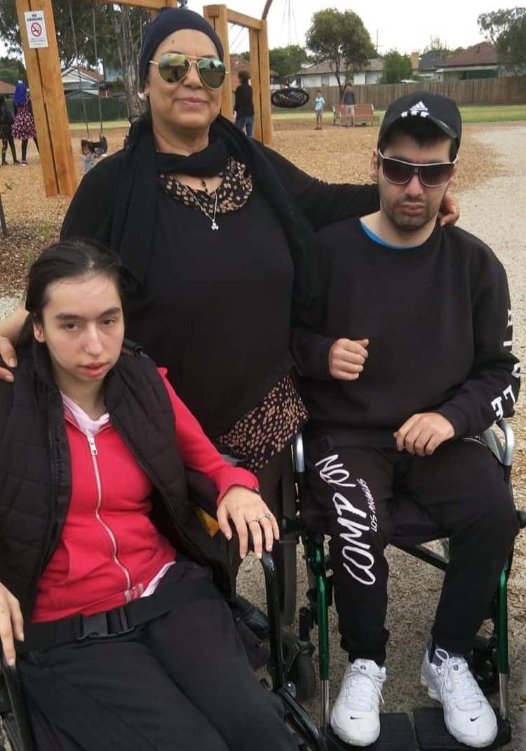 السيدة ليلى نصر مع عملائها.