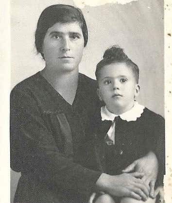 Leonardo Gulli as a child with his mother.