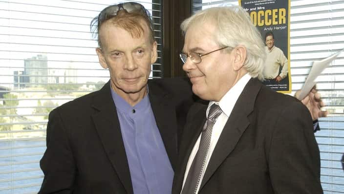 Les Murray na Johnny Warren wazindua kitabu chao "Mr & Mrs Soccer" 