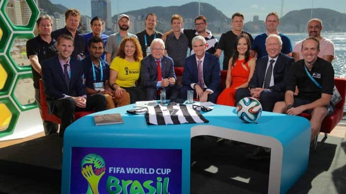 Mtangazaji wa soka wa SBS Australia, Les Murray akiaga watazamaji kwa mara ya mwisho