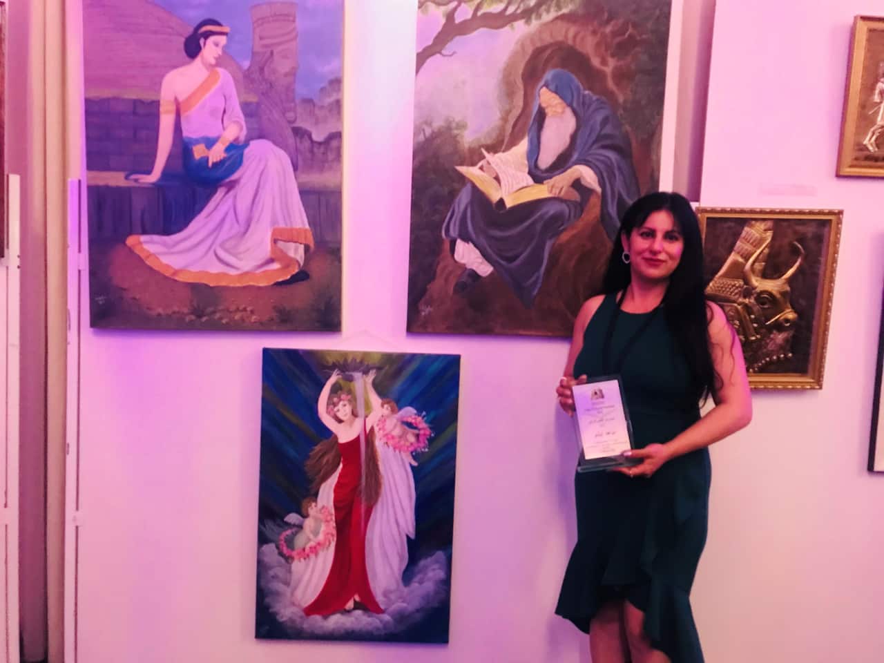 إحدى الالفنانات التشكليات العراقيات المشاركة في المهرجان ش