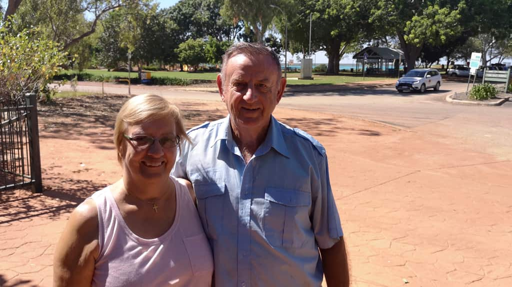 Liz und Ivan Davie vor ihrem Haus in Broome