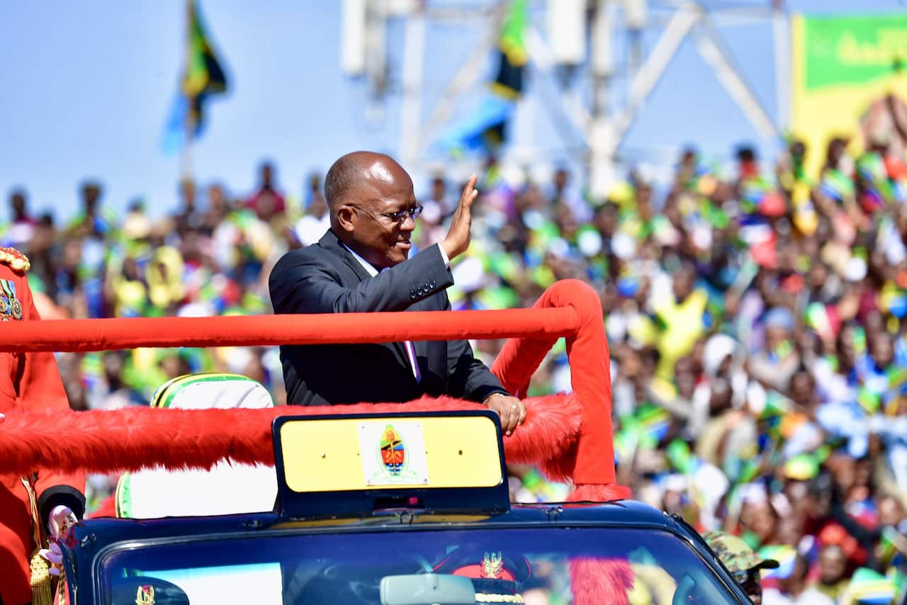 Dkt John Pombe Magufuli akipungiwa wananchi siku ya kuapishwa