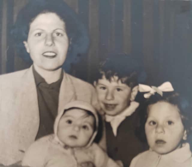 Mamma Nunzia con Piera(a destra della foto), il fratello e la sorella.