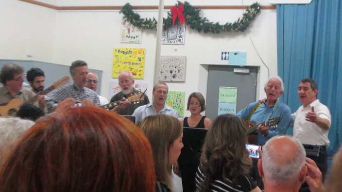 Marcello Costa e il gruppo folcloristico italiano